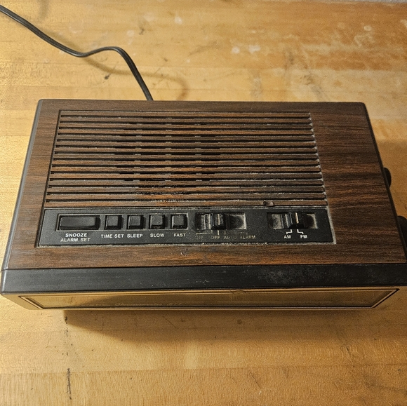 Realistic Chronomatic Model 211 Wood Grain Radio With Alarm Clock Tested&Works - Picture 2 of 4